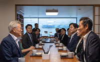 문재인 “개혁과제 빠르게 해낼 수 있을 것” 정청래 “전화하겠다”