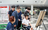 유휴공간이 갤러리로…경과원, 발달장애인 ‘도화지 위의 꿈’ AI 작품 전시