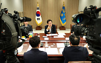 이 대통령 "국가재정 취약해져 씨앗조차 부족…빌려다가 씨 뿌려야"