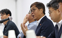 최휘영 장관 "지금이 한국 영화산업 생태계 회복을 위한 마지막 기회"