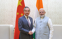인도 모디ㆍ중국 왕이 회담…직항 여객기 운항 5년 만에 재개하기로