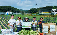 한국맥도날드, 양상추 농장에 폐배지 재활용 친환경 비료 전달