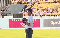 손흥민, 다저스타디움 시구…"축구·야구 팬 함께 호응"