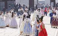 한복 입는 추석…서울 해치부터 배우 박보검까지 한복 캠페인 확산