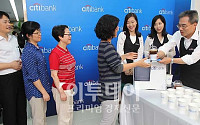 [포토]바리스타 변신한 하영구 행장