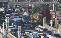 [속보] 한강대교 북단 시내버스 화재…후미 정체