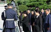 [포토] 국립서울현충원 참배하는 원민경 여성가족부 장관