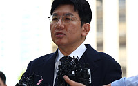 '부정거래 의혹' 방시혁, 굳은 얼굴로 경찰 출석⋯"성실히 조사받겠다"
