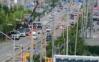 [속보] 부산 강서구 녹산중학교 부근 크레인 전복 사고…차량 정체
