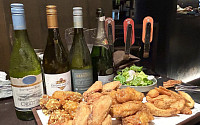 치맥 다음은 ‘치와’?⋯치킨과도 잘 어울리는 화이트와인 ‘오이스터베이ㆍ에라주리즈’ [맛보니]