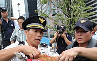 [포토]한우 제압하는 경찰