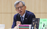 유홍준 국립중앙박물관장 "소파에 누워서 편하게 볼 수 있게 쓴 미술책"