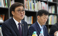출판계 만난 최휘영 장관⋯"출판, K콘텐츠의 원동력이자 뿌리 산업"