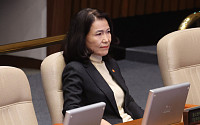 경찰, 이진숙 체포해 압송…선거법·공무원법 위반 혐의