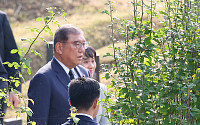 이시바 일본 총리, 한일 정상회담 앞두고 의인 이수현씨 묘 참배