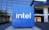 미국 인텔 정상화 시작하나…“파운드리 사업부, AMD 칩 제조 논의 중”