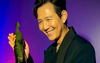 이정재, 한국인 최초 '찰리 채를린 어워드' 수상⋯트로피 들고 활짝