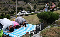 [포토]추석 앞두고 조상의 묘 찾은 성묘객들