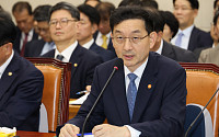 여야, 정무위서 李테러·공공기관장 거취 놓고 첫 날부터 격돌 [국감]