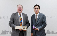 "부산, 세계 금융지도에 이름 새긴다"… 박형준 시장, 英 지옌 회장과 글로벌 금융 협력 논의