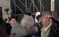 젠슨 황ㆍ이재용 '뜨거운 포옹'⋯“파트너사 넘어 진짜 친구” 협력 기대감↑