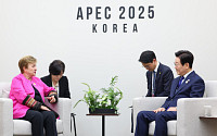 IMF 총재 만난 李대통령 "韓경제 빠르게 회복…투자자들 긍정적으로 봐" [경주 APEC]