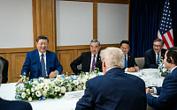 트럼프 건넨 종이 보고 빵 터진 시진핑…백악관이 공개한 회담 이모저모