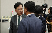 李 정부 첫 대통령실 국감 1시간 만에 파행…여야 물리적 충돌까지