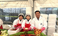 “정성 한 포기에 사랑 한가득”...수원축협, 김치 250포기·쌀 600㎏ 기탁