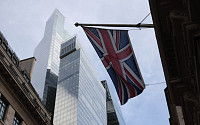 영국 소득세 인상 철회에 금융시장 요동…재정 신뢰 논란 확산