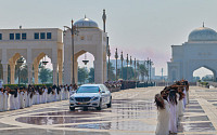 긴 머리 좌우로 '휙휙'…李대통령, UAE서 최고급 환대 받아