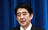 아베 전 일본 총리, 회전문 복귀…자민당, 정권 탈환 시동 거나