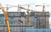 공사비 오르고 착공도 지지부진…내년 건설경기도 ‘먹구름’