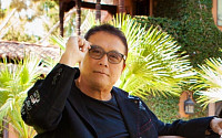 '부자 아빠' 기요사키 "30년 거품 붕괴…승자는 비트코인·금 보유자"