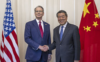 미중 경제사령탑 화상 회동… "협력 리스트 늘리고 갈등 줄이자"