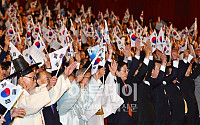 [포토]만세삼창하는 김황식 총리와 주요내빈들