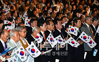 [포토]개천절 노래 제창하는 김황식 총리와 주요내빈들