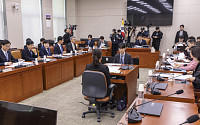 법사소위, 내란재판 중지 막는 ‘헌재법’ 결론 못내…“추후 논의”