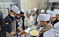 BBQ, 외국인 유학생들과 K푸드 조리 체험 ‘치킨캠프’