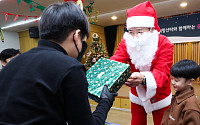 LG유플, 희망산타로 변신…영락보린원 어린이에게 선물 전해