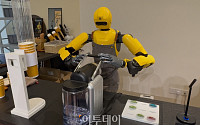 中, 로봇이 커피 내리고 편의점 운영까지⋯자체 개발 엔진 '가격 50%↓' [리코드 코리아②]