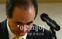 [포토]고개숙인 윤석금