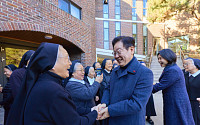 인천 계양 찾은 李대통령 "인사드릴 수 있어 뜻깊어…수녀님들의 찬송 큰 위로"