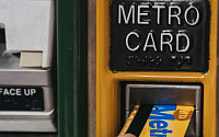 뉴욕 지하철 ‘메트로카드’ 시대 마침표⋯긁는 대신 태그 방식으로 전환