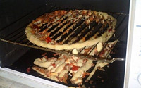 '바닥없는 피자의 최후'사진 공개, 누리꾼들 &quot;숟가락을 퍼먹어?&quot;