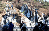 세초 한파에 얼어붙은 홍제천 인공폭포 [포토로그]