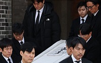 故 안성기 영결식 현장 모습…정우성·이정재 등 운구 행렬