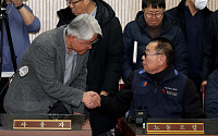 2차 교섭 개시한 서울시내버스 노사 '악수는 했는데' [포토]