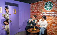 스타벅스, '프렌즈'와 손잡고 '레트로 감성' 적중… 협업 상품 흥행 돌풍