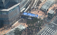 서대문역사거리서 버스 인도 돌진…4명 부상·1명 위독